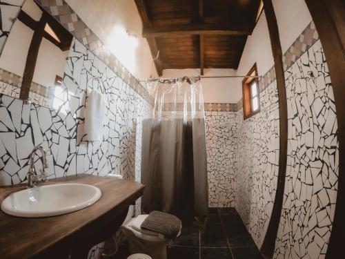 a bathroom with a sink and a shower at Pousada Mãe Terra in Torrinha