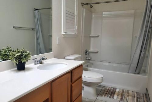 カイルにあるLovely Room 1 Near San Marcosatxの洗面台、トイレ、シャワー付きのバスルーム