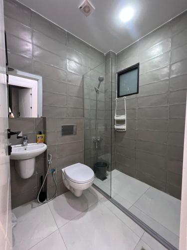 une salle de bains avec toilettes, lavabo et douche dans l'établissement Nice place, à Irbid