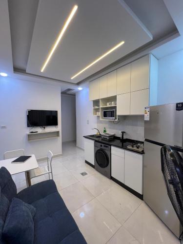 une cuisine et un salon avec un canapé et une table dans l'établissement Nice place, à Irbid