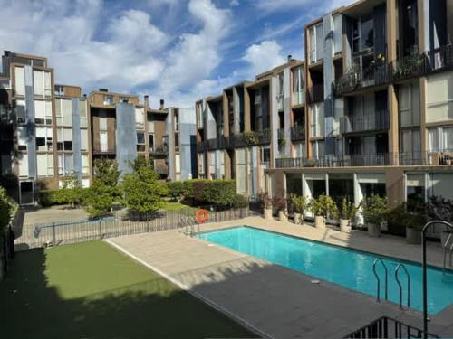 ein Mehrfamilienhaus mit einem Swimmingpool davor in der Unterkunft HOM I Loft en mejor zona de Valparaiso 2PAX in Valparaíso