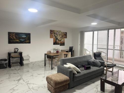 Χώρος καθιστικού στο Quiet Private Suite & Room in Spinola Bay Central Near Beaches - Shared Apt
