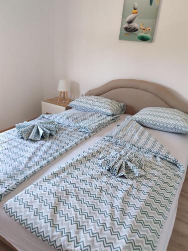 Ένα ή περισσότερα κρεβάτια σε δωμάτιο στο Kuca za odmor SVETI LUKA SIMANOVCI