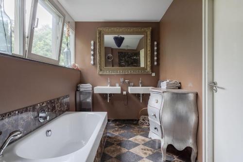 Ένα μπάνιο στο Villa Nolan