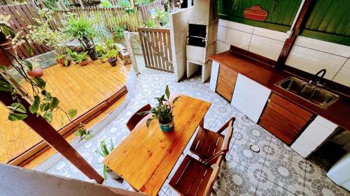 an overhead view of a room with two tables and potted plants at Cabana com banheira de Hidro e vista para o mar, privativa e tranquila localização excelente in Florianópolis
