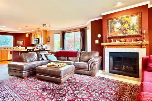 un soggiorno con divano e camino di Cle Elum Furnished Condo in Town a Cle Elum