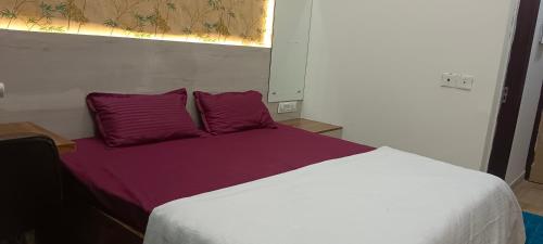 En eller flere senge i et værelse på Orchid suites