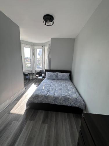 Postel nebo postele na pokoji v ubytování Victorian Second Floor Turret Apartment