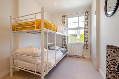 Postel nebo postele na pokoji v ubytování 3 Bed in Fowey oc-g33050