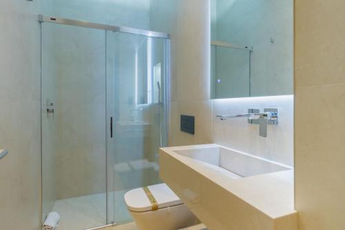 New Design Apartment - Private patio - Gallos 3