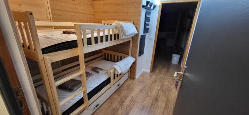 a room with two bunk beds in a room at Appartement 6 pers, Le Clover - Front de Neige - Termignon in Val Cenis