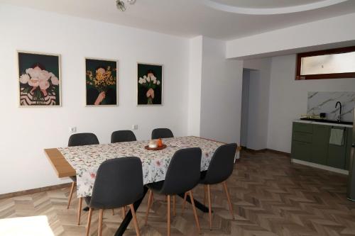 a dining room with a table and chairs at Apartment Draganovi 8A in Kazanlŭk