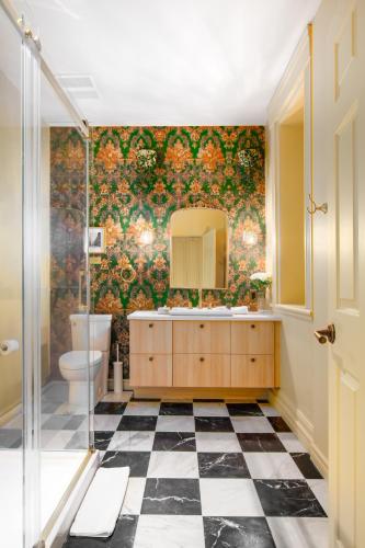 a bathroom with a toilet and a mirror at Les Lofts du Pont - Par Les Lofts Vieux-Québec in Quebec City