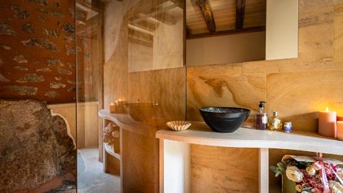 ein Badezimmer mit einer Ablagefläche mit Waschbecken und Kerzen in der Unterkunft Au fil de l'O in Semur-en-Auxois