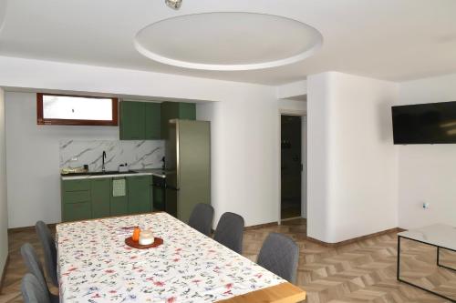 a kitchen and dining room with a table and chairs at Apartment Draganovi 8A in Kazanlŭk
