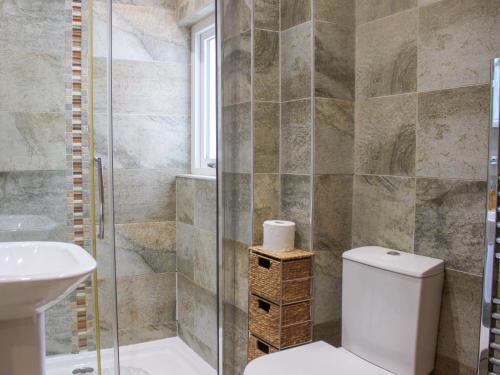 ダートマスにあるSimplesのトイレ、洗面台、シャワー付きのバスルーム