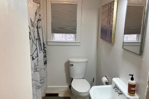 ein weißes Badezimmer mit Toilette und Waschbecken in der Unterkunft Easy Living in Plymouth