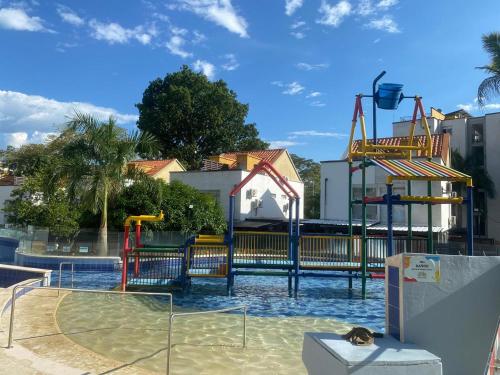 une piscine avec un parc aquatique et une aire de jeux dans l'établissement Casa de Verano, à Santa Fe de Antioquia