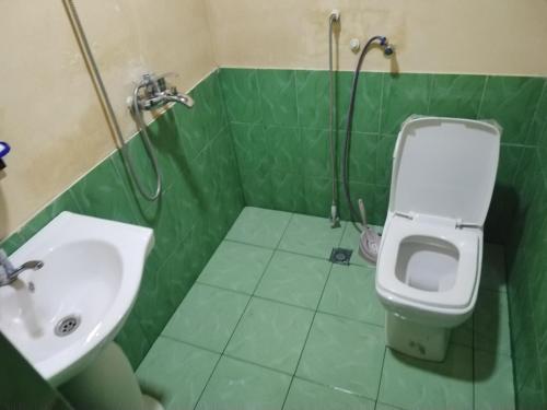 Ένα μπάνιο στο Parviz Guest House in Khinalig