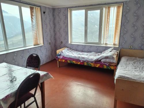 Ένα ή περισσότερα κρεβάτια σε δωμάτιο στο Parviz Guest House in Khinalig