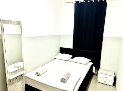 ein kleines Zimmer mit einem Bett und einem Spiegel in der Unterkunft Privat Room near City Center Wien in Wien
