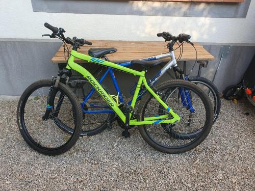 deux vélos garés à côté d'un banc en bois dans l'établissement Le Goëland, chambre hôtes 20m2, avec petit déjeuner-800m plage- kitchenette-terrasse-piscine-vélos, aux Lecques