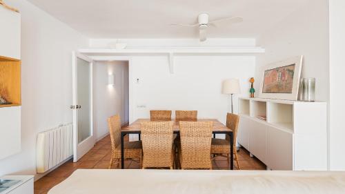 カダケスにあるApartment Boutique Hortのテーブルと椅子のあるダイニングルーム