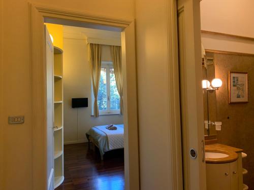 une chambre avec un lit et une chambre avec une fenêtre dans l'établissement ISOLA Rooms - Isola pedonale Crocetta Politecnico, à Turin