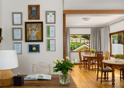 un salon avec une table et une salle à manger dans l'établissement Valley Heights Guest House and B & B, au Cap