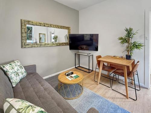 TV a/nebo společenská místnost v ubytování Cute 1 bedroom with sunny courtyard garden