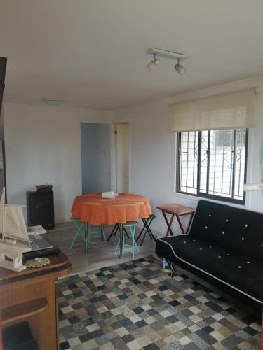un soggiorno con un tavolo e un divano di Hermosa casa BOSQUE PLAYA a El Cerrillo