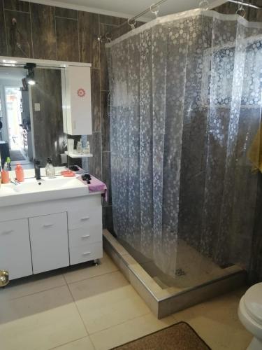 un bagno con doccia, lavandino e WC di Hermosa casa BOSQUE PLAYA a El Cerrillo