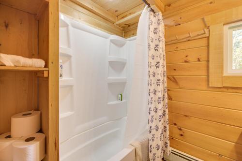 Koupelna v ubytování Northwoods Nature Escape! Lakefront Hayward Cabin