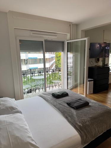 ザンクト・ガレンにあるZentrales Apartment St Gallen an der Olmaの大きなベッドと大きな窓のある寝室