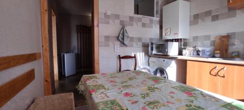 Η κουζίνα ή μικρή κουζίνα στο Сдам 2-х комнатную квартиру