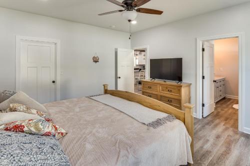 Ένα ή περισσότερα κρεβάτια σε δωμάτιο στο Tullahoma Whiskey Trail Base with Yard and Fire Pit