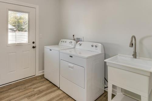 Φωτογραφία από το άλμπουμ του Tullahoma Whiskey Trail Base with Yard and Fire Pit σε Tullahoma