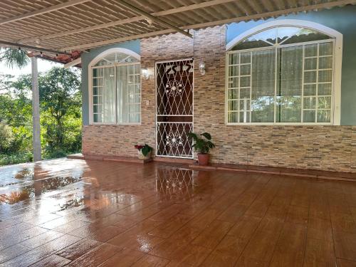 Una casa vacía con piso de madera y una puerta de vidrio. en Family Stay con Desayuno 7 camas 6 dormitorios, en Puyo