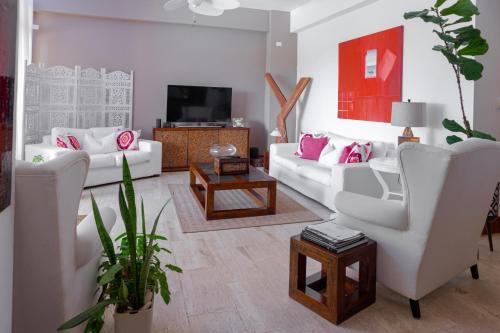 Imagen de la galería de Luxe 2-Bed Golf-View Apt 1 Min to Altos de Chavon, en El Infiernito