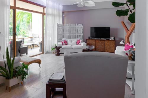 Imagen de la galería de Luxe 2-Bed Golf-View Apt 1 Min to Altos de Chavon, en El Infiernito