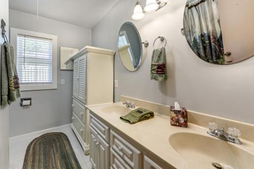 ein Badezimmer mit Waschbecken und Spiegel in der Unterkunft Million-Dollar Mtn Views Cozy Home in Franklin! in Franklin