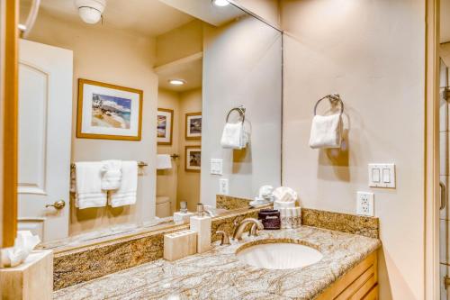 Ένα μπάνιο στο Papakea Resort B302