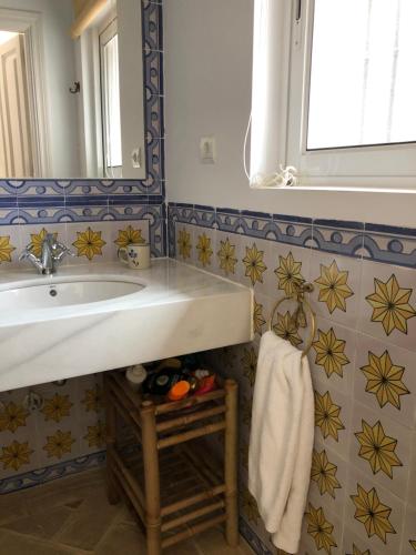 ソトグランデにあるPatio Room Sotograndeの洗面台と鏡のあるバスルーム