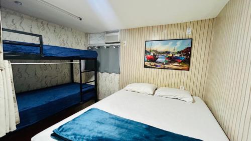 En eller flere senge i et værelse på Recreio Beach - Suítes - Quarto Família e Quarto coletivo na Gilka Machado