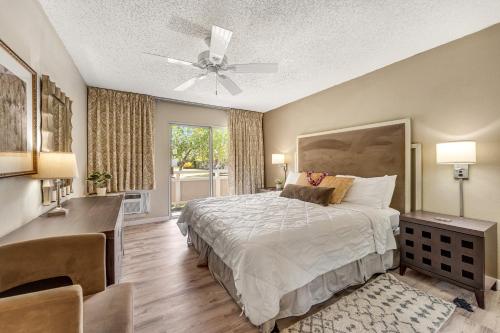 Postel nebo postele na pokoji v ubytování Plantation Hale E7