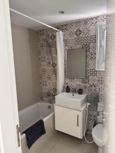 パラリムニにあるVilla Samanthaの洗面台、浴槽、トイレを備えたバスルーム