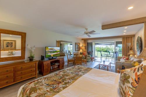 une chambre avec un lit et un salon dans l'établissement Maui Eldorado Resort A208, à Kaanapali