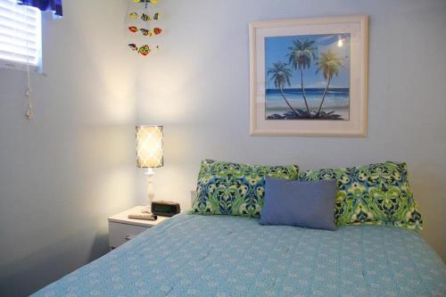 um quarto com uma cama, um candeeiro e uma fotografia em Sugar Beach 312 em Gulf Shores