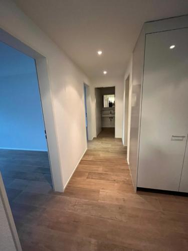 un pasillo con vistas al océano en Comfort Zone, en Lenzburg