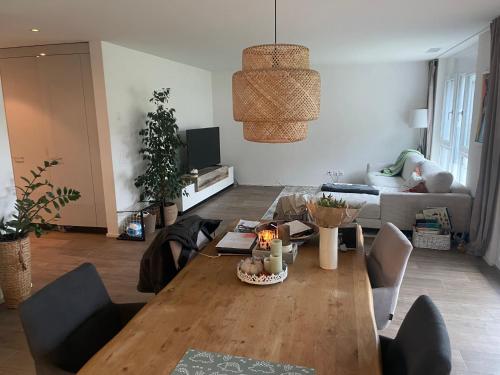 una sala de estar con una mesa y un sofá en Comfort Zone, en Lenzburg